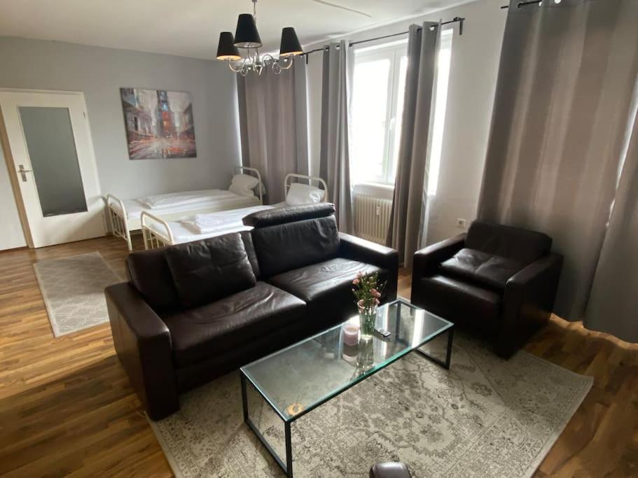 Sued- 5 Zimmer_15 Personen _ Komplett_eingerichtet Appartement